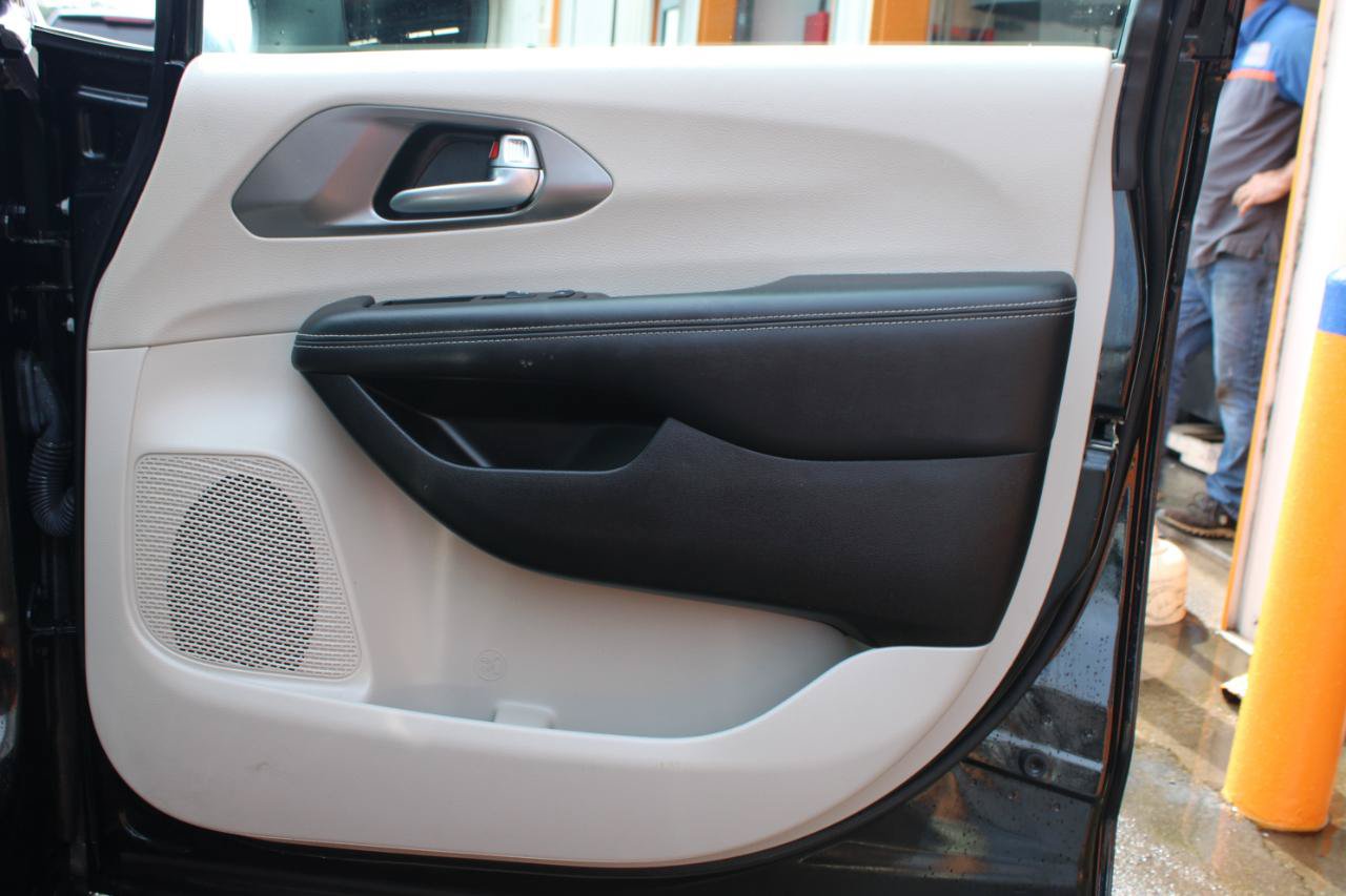 Used 2023 Chrysler Pacifica Touring-L FWD image 45