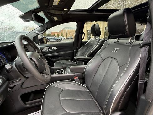 Used 2025 Chrysler Pacifica Limited image 10