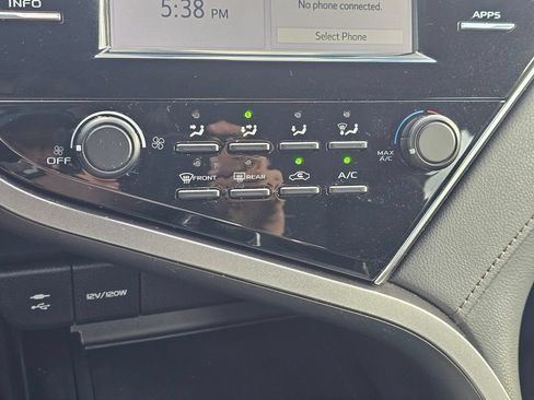 Used 2018 Toyota Camry LE FWD image 30