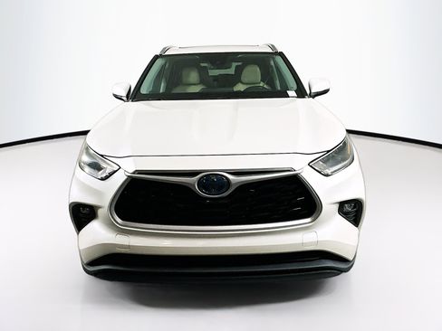 Used 2021 Toyota Highlander XLE image 2