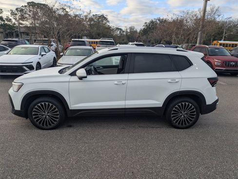 Used 2025 Volkswagen Taos SE w/ Panoramic Sunroof Package image 12