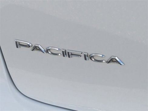 Used 2025 Chrysler Pacifica Select image 12