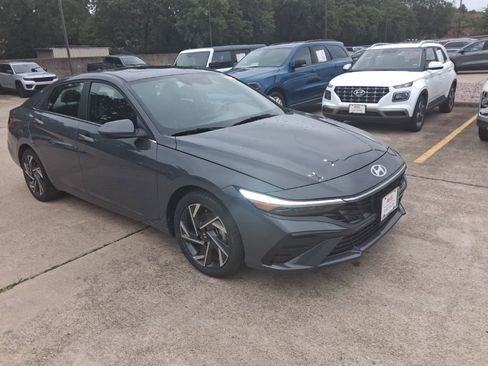 Used 2025 Hyundai Elantra SEL FWD image 6