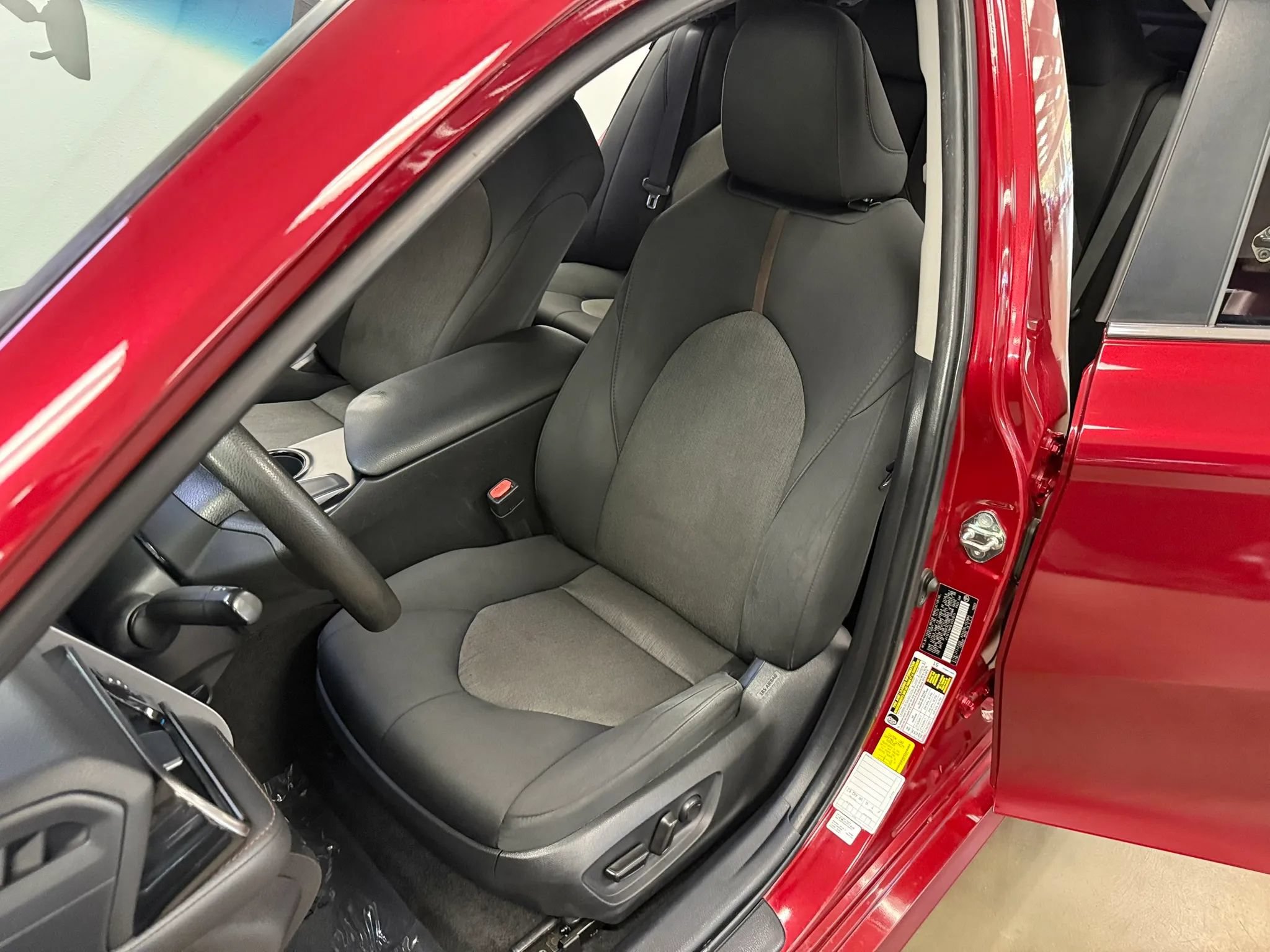 Used 2020 Toyota Camry LE FWD image 9