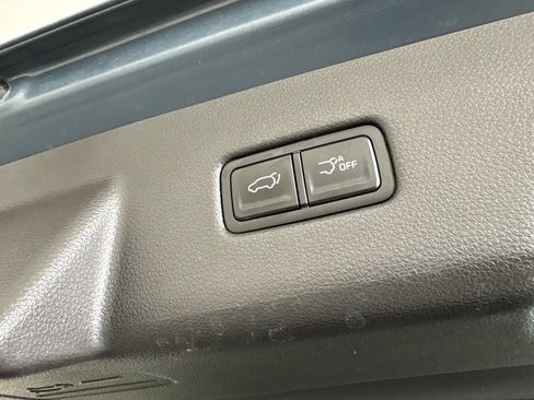 Used 2023 Kia Carnival EX FWD image 22