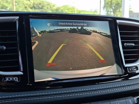 Used 2023 Chrysler Pacifica Touring FWD image 20