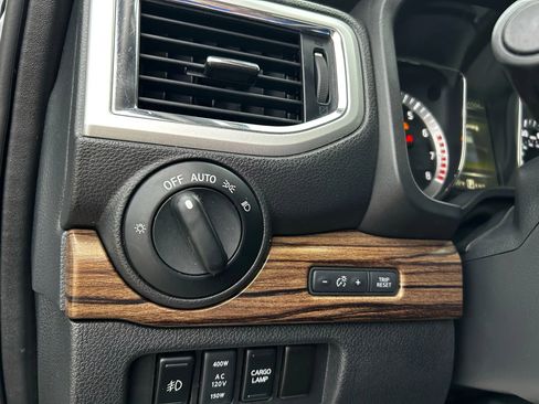 Used 2017 Nissan Titan SL image 17