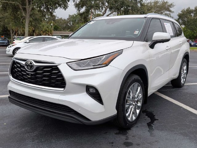 Used 2024 Toyota Highlander Limited FWD image 7