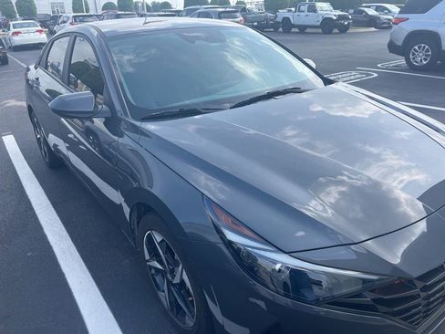 Used 2023 Hyundai Elantra SEL w/ Convenience Package FWD image 3