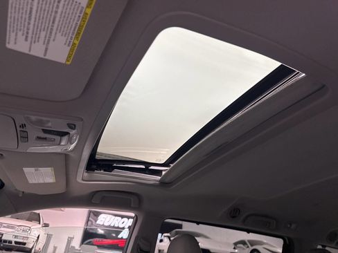 Used 2011 Toyota Sienna XLE AWD/4WD image 23