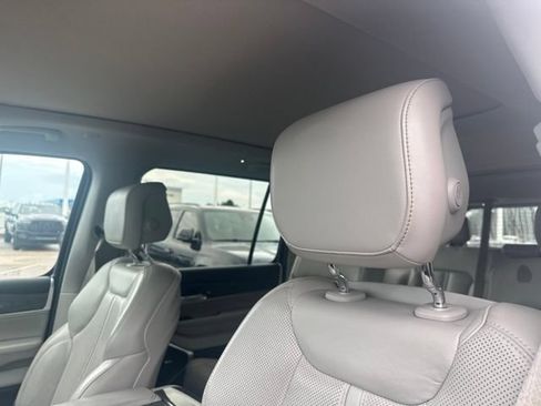 Used 2022 Jeep Wagoneer Series III w/ Premium Group I AWD/4WD image 12