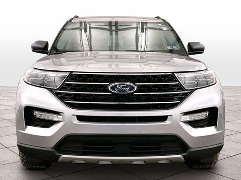 Certified 2021 Ford Explorer XLT w/ Equipment Group 202A image 3