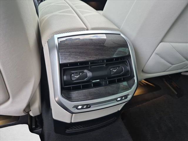 Used 2023 BMW i7 xDrive60 w/ Parking Assistance Package AWD/4WD image 18