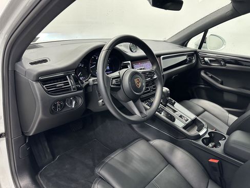 Certified 2025 Porsche Macan AWD/4WD image 4
