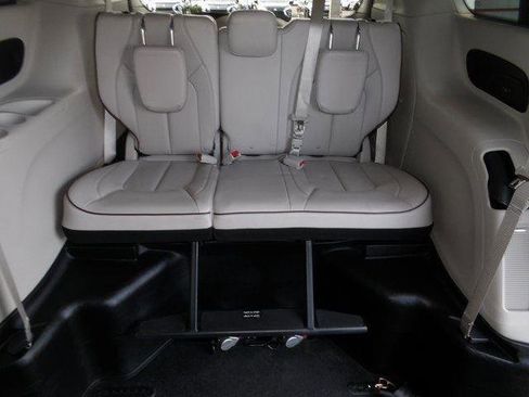 Used 2018 Chrysler Pacifica Limited w/ Tire & Wheel Group image 33