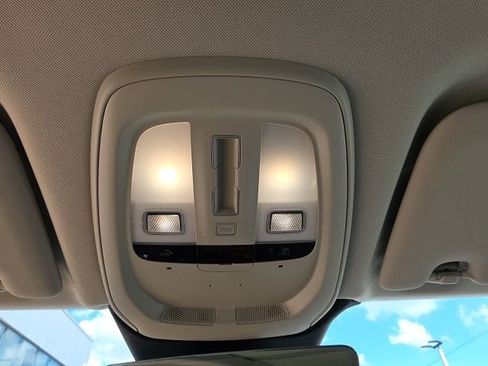 Used 2022 Volvo XC60 B5 Momentum image 21