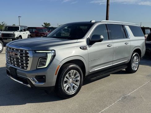Used 2025 GMC Yukon XL Denali AWD/4WD image 12