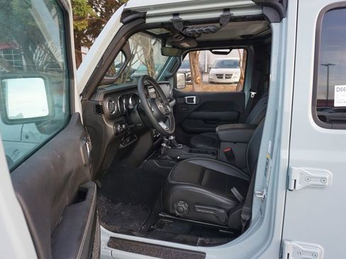 Used 2023 Jeep Gladiator Overland w/ Popular Equipment Package image 2