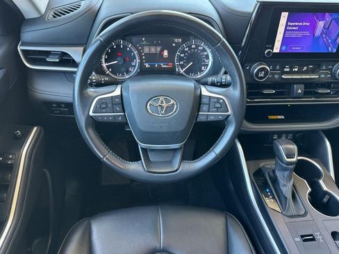 Used 2024 Toyota Highlander XLE FWD image 28