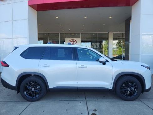 Used 2024 Toyota Grand Highlander AWD image 3
