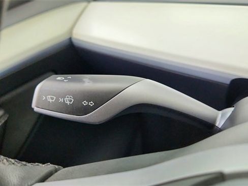 Used 2024 Tesla Model Y 2WD image 41