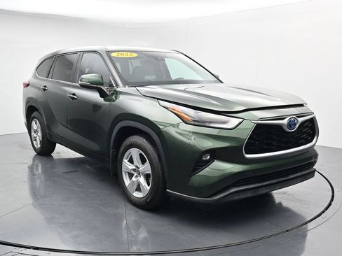 Used 2023 Toyota Highlander LE FWD image 2