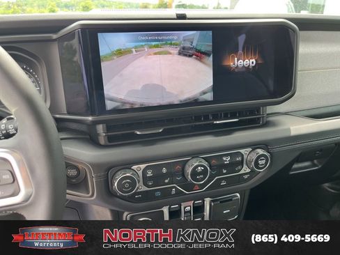 Used 2025 Jeep Wrangler Unlimited Sahara AWD/4WD image 9