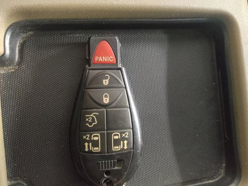 Used 2016 Chrysler Town & Country LX FWD image 32