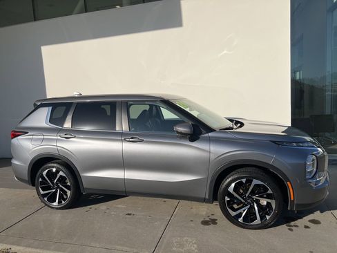 Used 2024 Mitsubishi Outlander SE image 3