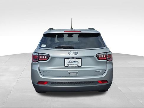 Used 2022 Jeep Compass Latitude w/ Sun and Sound Group FWD image 5