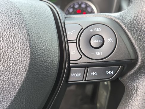 Used 2022 Toyota RAV4 LE image 29