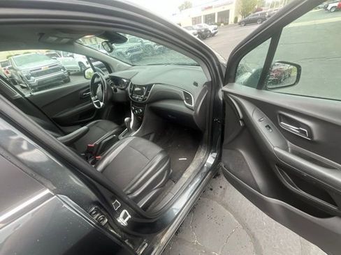 Used 2018 Chevrolet Trax LT w/ LT Convenience Package FWD image 12