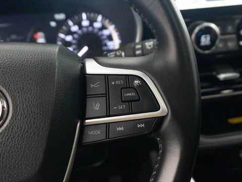 Used 2023 Toyota Highlander XLE FWD image 13