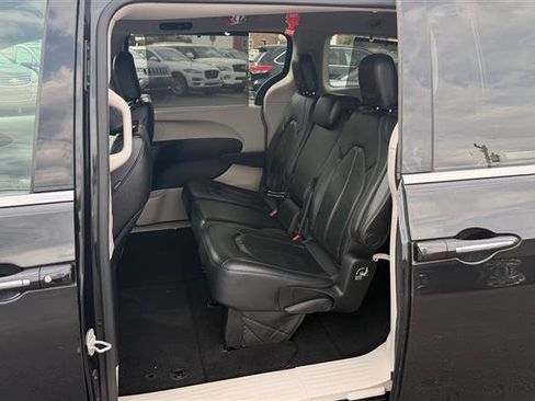 Used 2018 Chrysler Pacifica Touring-L FWD image 39