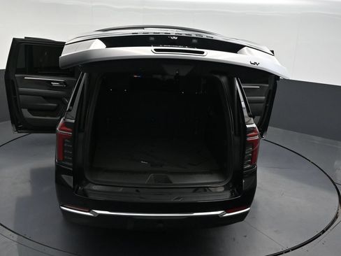 Used 2025 Chevrolet Suburban LT RWD image 38