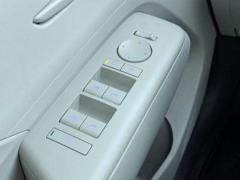 Certified 2025 Hyundai Kona SE image 24