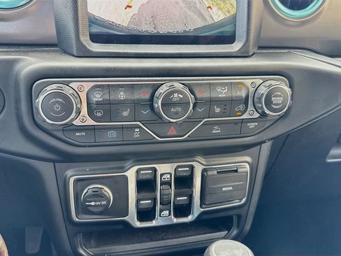 Certified 2023 Jeep Wrangler Unlimited w/ Sun & Screen Package AWD/4WD image 17
