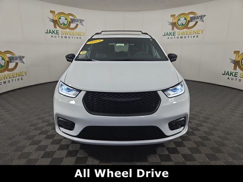 Certified 2023 Chrysler Pacifica Limited w/ S Appearance Package AWD/4WD image 3