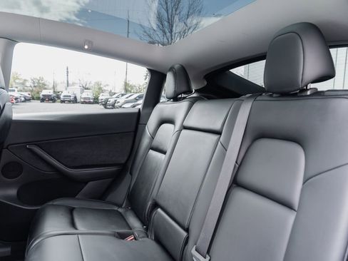 Used 2022 Tesla Model Y Long Range image 19