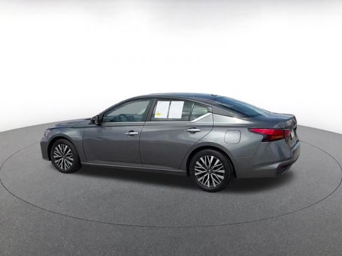 Used 2025 Nissan Altima 2.5 SV FWD image 8