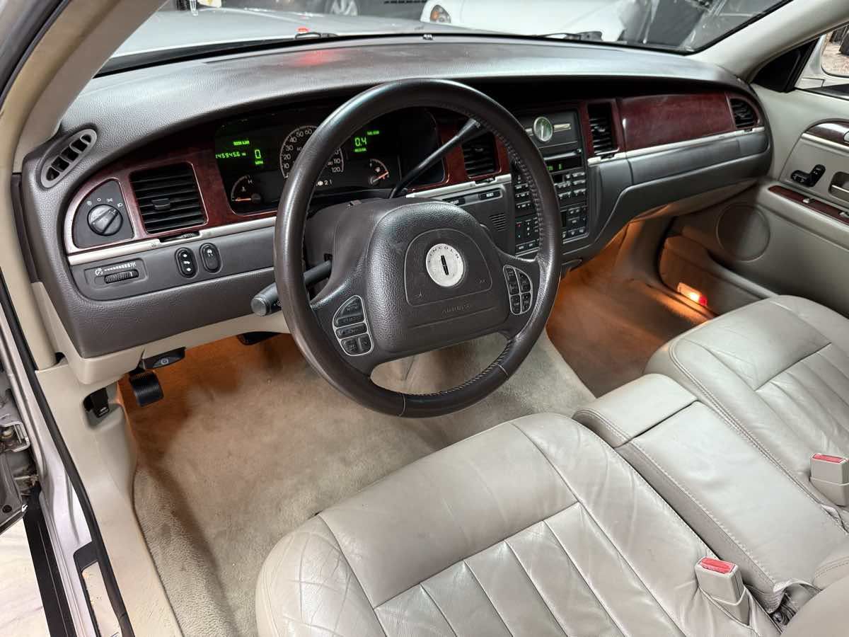 Used 2003 Lincoln Town Car Executive RWD image 9