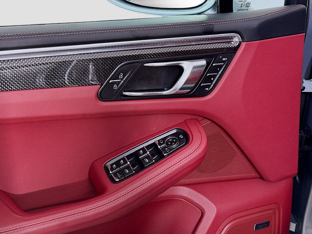 Certified 2025 Porsche Macan AWD/4WD image 20