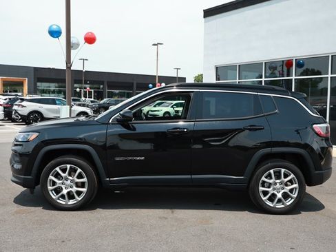 Certified 2022 Jeep Compass Latitude w/ Sun and Sound Group AWD/4WD image 9