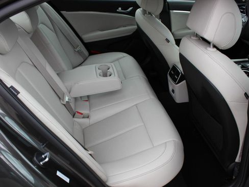 Used 2025 Genesis G70 2.5T RWD image 19