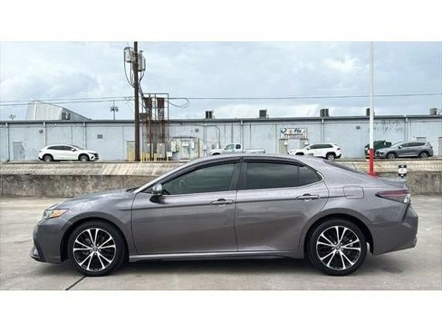 Used 2022 Toyota Camry SE FWD image 3
