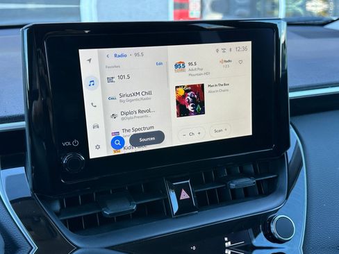 Used 2025 Toyota Corolla Cross LE image 21