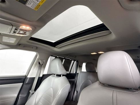 Used 2022 Toyota Highlander XLE FWD image 6