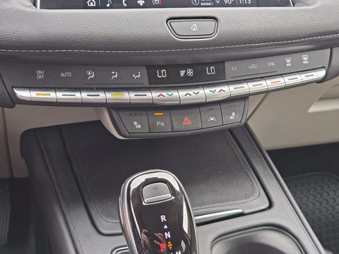 Used 2022 Cadillac XT4 Luxury w/ Cold Weather Package FWD image 17