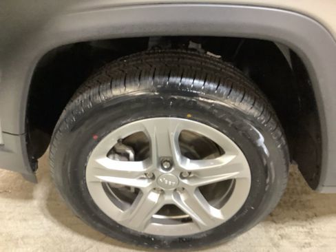 Used 2023 Jeep Compass Latitude image 11