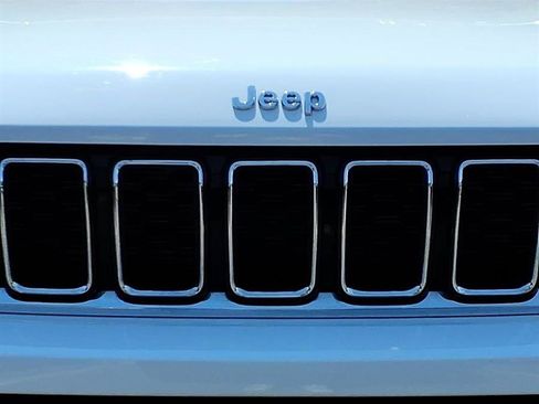 Used 2023 Jeep Grand Cherokee L Limited AWD/4WD image 4
